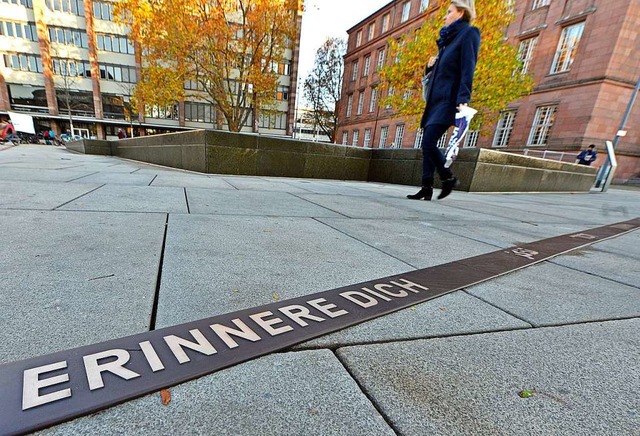 Die Aufforderung &#8222;Erinnere Dich&...ht Sprachen rund um den Gedenkbrunnen.  | Foto: Michael Bamberger