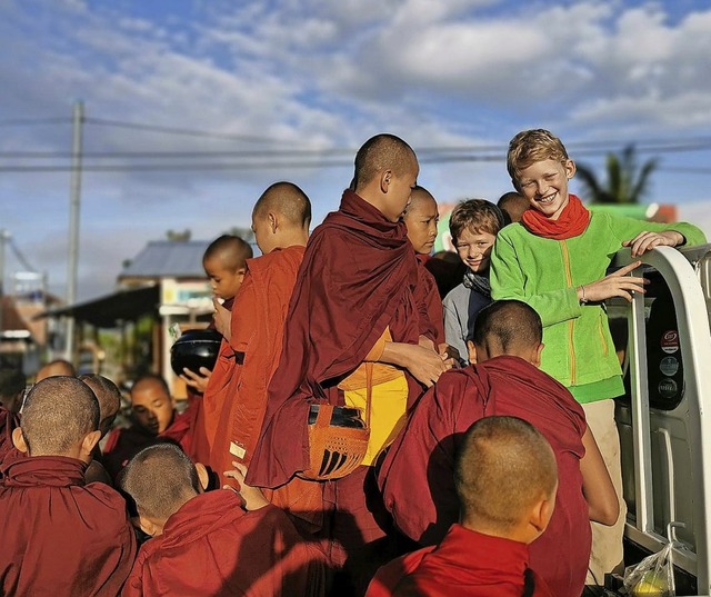 Moritz (rechts) und Paul Roth fahren m...fenen Pickup in Nyaung Shwe (Myanmar).  | Foto: Matthias Roth