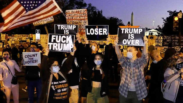 &#8222;Trump is over&#8220;: Proteste vor dem Weien Haus.  | Foto: Julia Mineeva via www.imago-images.de