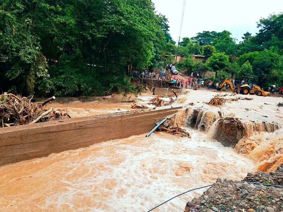 Überschwemmungen haben mehrere Straßen zerstört.  | Foto: privat