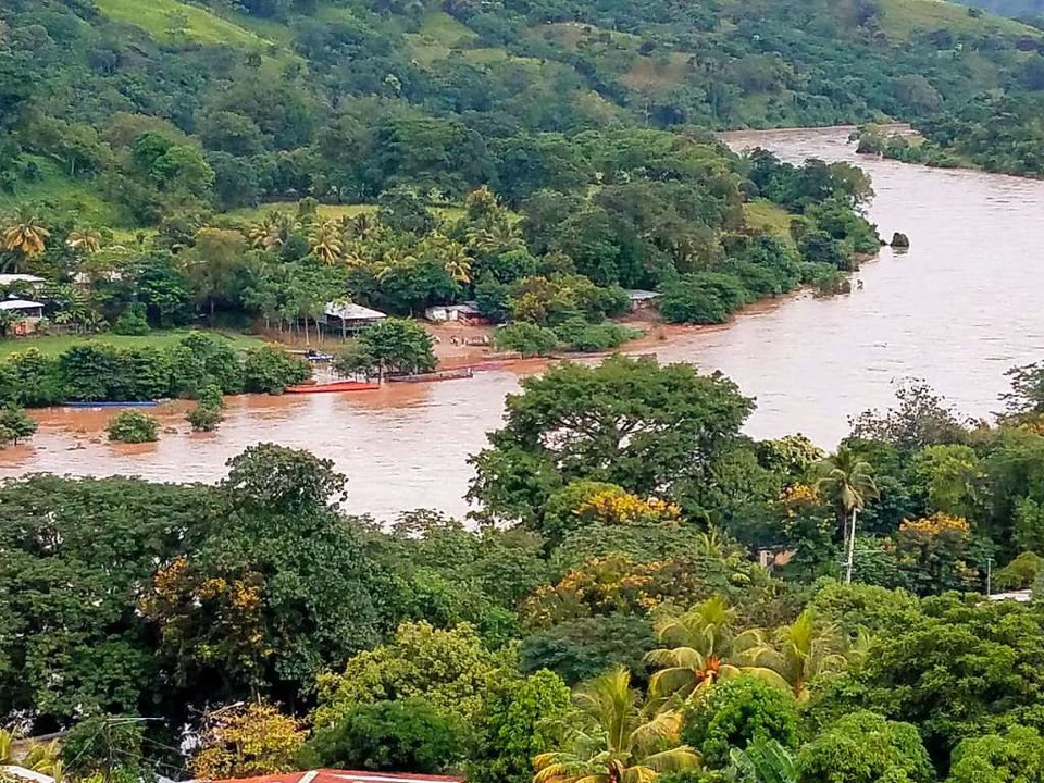 Von oben sieht der Rio Coco friedlich aus. Doch die Idylle ist trügerisch.  | Foto: privat