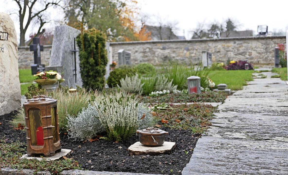 Die Gebühren im Bestattungswesen der G...Gräber auf dem Friedhof in Ewattingen.  | Foto: Stefan Limberger-Andris