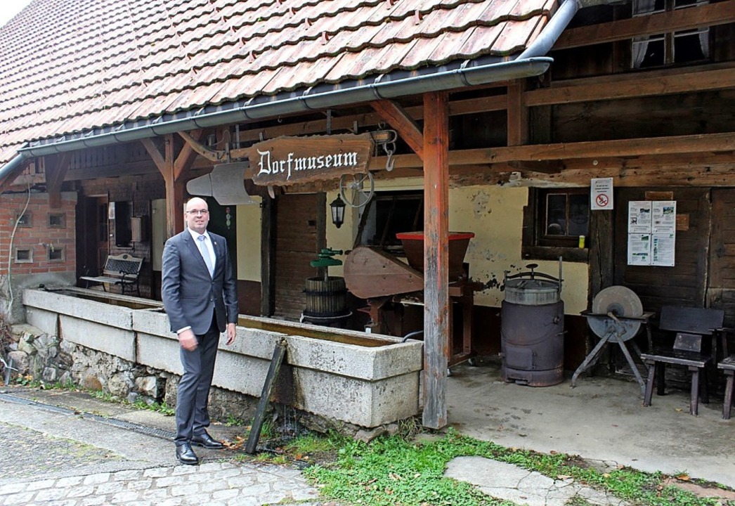 Bürgermeister Stephan Schonefeld vor dem Dorfmuseum Jockenhof in Simonswald.   | Foto: Landratsamt