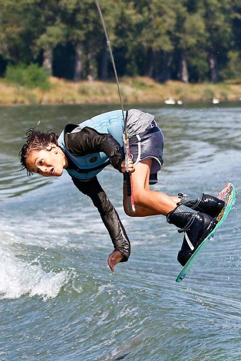 Spielend leicht sieht es aus, wenn Jakob Gauß einen Salto aufs Wasser zaubert.  | Foto: Benedikt Hecht
