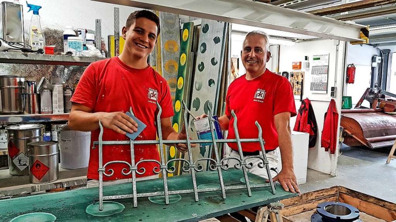 Lukas Senn (links) mit seinem Arbeitge...ichnung der Handwerkskammer eine Ehre.  | Foto: Gerald Nill