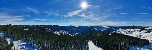 Panorama-Luftbild vom Feldberg ( links)  bis hin zum Belchen (rechts).  | Foto: Uwe Allgaier