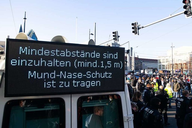 Am Nachmittag wurde die Versammlung durch die Stadt beendet.  | Foto: Sebastian Kahnert (dpa)