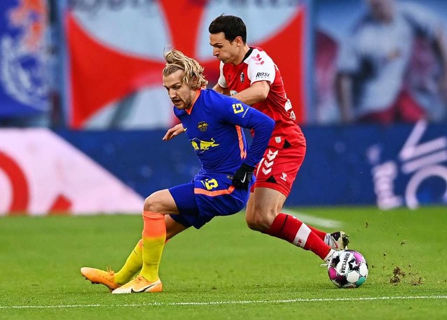 Nicolas Hfler gegen Emil Forsberg.  | Foto: Hendrik Schmidt (dpa)