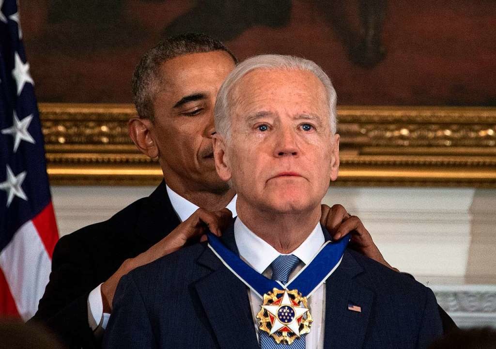 2017 zeichnete Barack Obama seinen Viz...der Presidential Medal of Freedom aus.  | Foto: NICHOLAS KAMM (AFP)