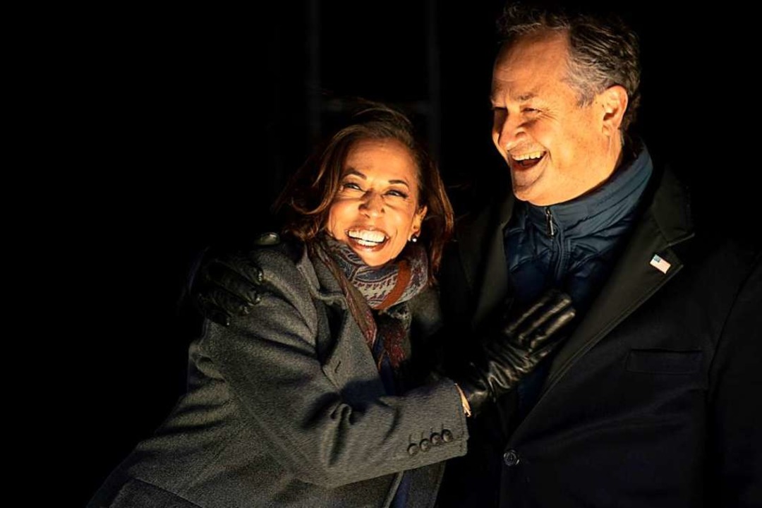 Kamala Harris und ihr Mann Douglas Emhoff am vergangenen Dienstag.  | Foto: Mark Makela (AFP)