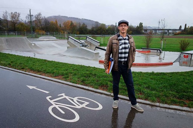 Marcus-Cristian Schmidt, Vorsitzender ...; vor der Sportanlage in Gndenhausen.  | Foto: Gudrun Gehr