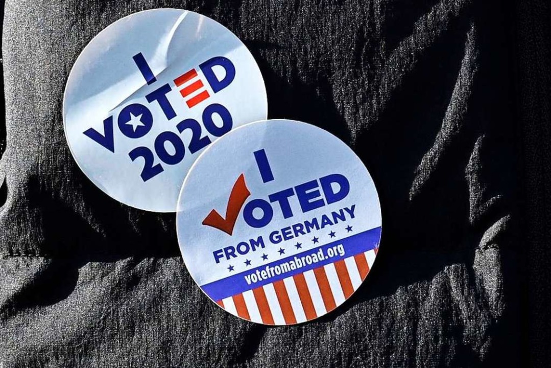 Ein US-Wähler in Deutschland trägt &#8222;I voted&#8220;-Sticker.  | Foto: JOHN MACDOUGALL (AFP)