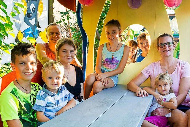 Markus (2. von links) und Sandra Burka... bewusst fr viele Kinder entschieden.  | Foto: Daniel Schoenen