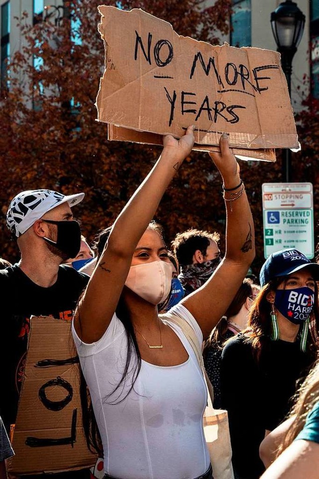 Eine junge Frau in Washington hlt bei...child mit &#8222;No More Years&#8220;.  | Foto: Chris McGrath (AFP)