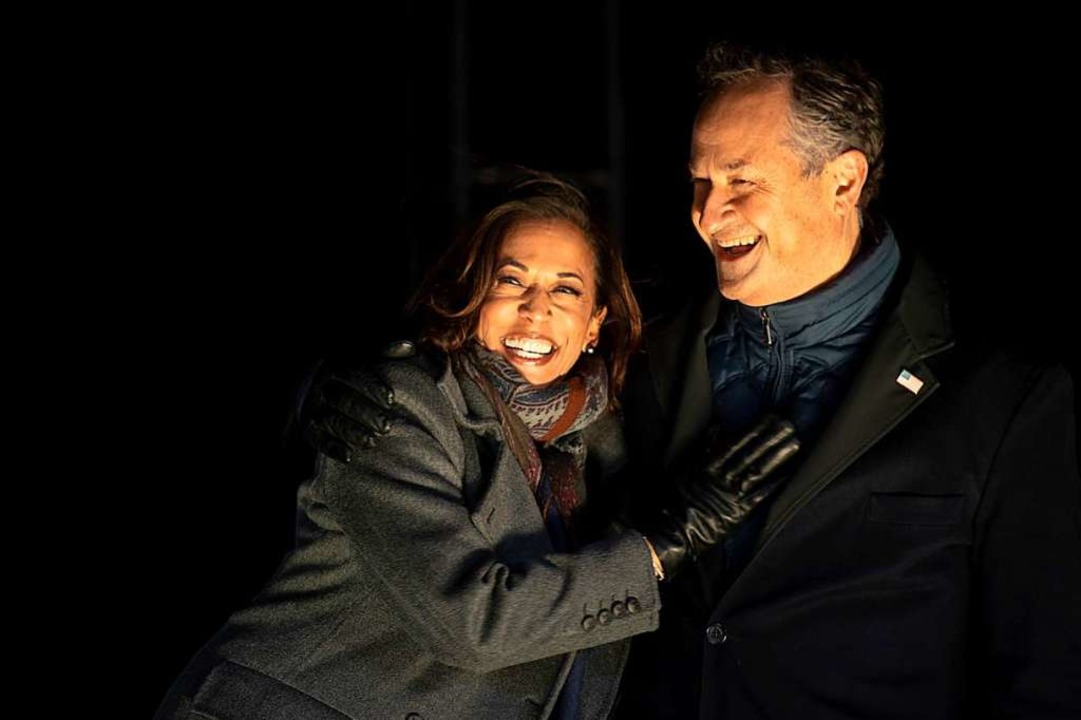 Harris und ihr Ehemann Douglas Emhoff....n genannt wird, steht noch nicht fest.  | Foto: Mark Makela (AFP)