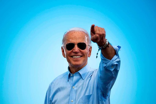 Joe Biden, der nchste Prsident ver V...r-Sonnenbrille ist sein Markenzeichen.  | Foto: JIM WATSON (AFP)