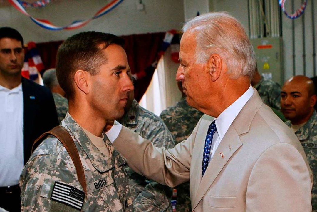 Joe Biden und sein Sohn Beau, damals C...Biden starb 2015 an einem Glioblastom.  | Foto: KHALID MOHAMMED (AFP)