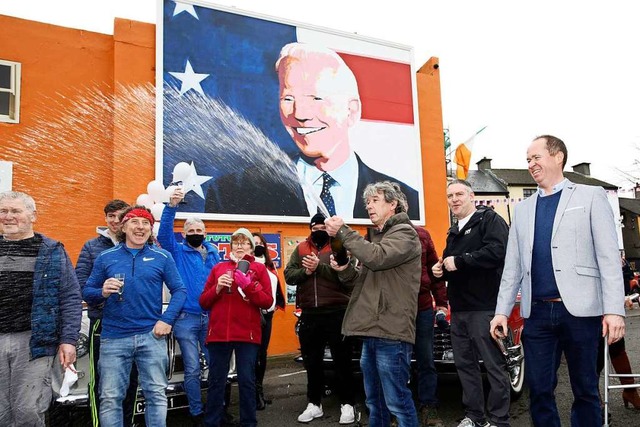 Joe Blewitt, ein Cousin des demokratis...ie Wahlergebnisse im irischen Ballina.  | Foto: Peter Morrison (dpa)