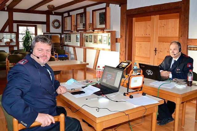 Gesamtkommandant Guido Disch (links) u...rsammlung der Feuerwehr Friedenweiler.  | Foto: Liane Schilling