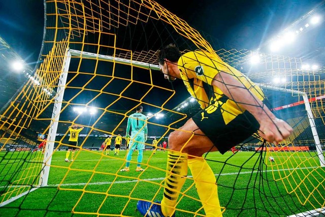 Drei Mal mussten die Spieler des BVB den Ball aus ihrem eigenen Tor fischen.  | Foto: LEON KUEGELER (AFP)