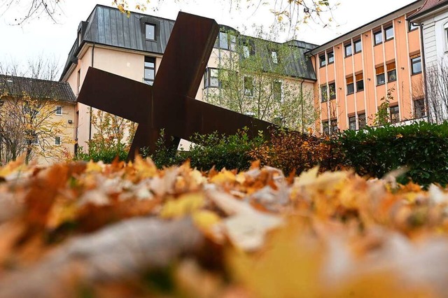 An diesem Kreuz im Innenhof des Kranke...n Lrracher 2010 nach der Tat gebetet.  | Foto: Jonas Hirt