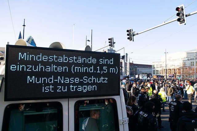 Die polizeilichen Aufforderungen, die ...erdenken&#8220;-Demo in Leipzig nicht.  | Foto: Sebastian Kahnert (dpa)