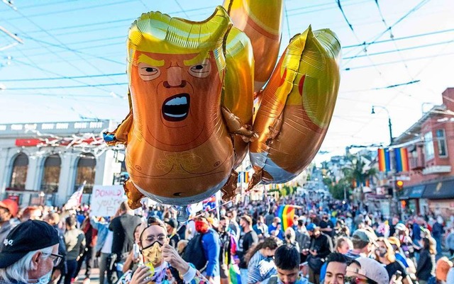 Amerikaner feiern den Biden-Wahlsieg i...sident Trump als wtendes Baby zeigen.  | Foto: JOSH EDELSON (AFP)