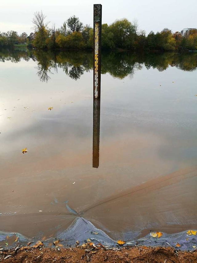 Braune und bluliche Schlieren auf dem...m die Mittagszeit mehrere Meter breit.  | Foto: Ralf Burgmaier