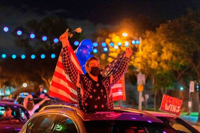In West Hollywood wird Bidens Sieg ausgelassen auf der Strae gefeiert.  | Foto: DAVID MCNEW (AFP)