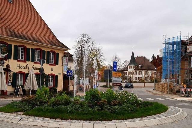 Neuer Kreisel in Schliengen wurde offiziell in Betrieb genommen – ohne Quellstein