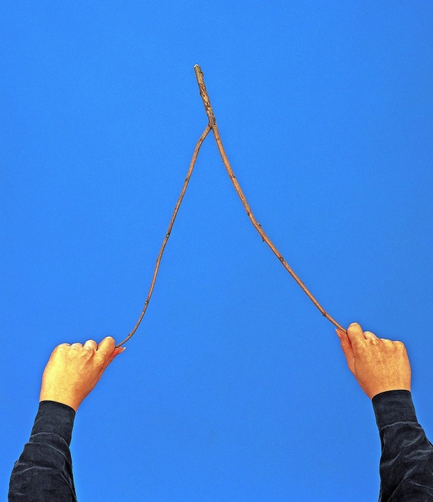Simples Werkzeug eines Rutengängers, die Wünschelrute.  | Foto: A1PIX/BRI