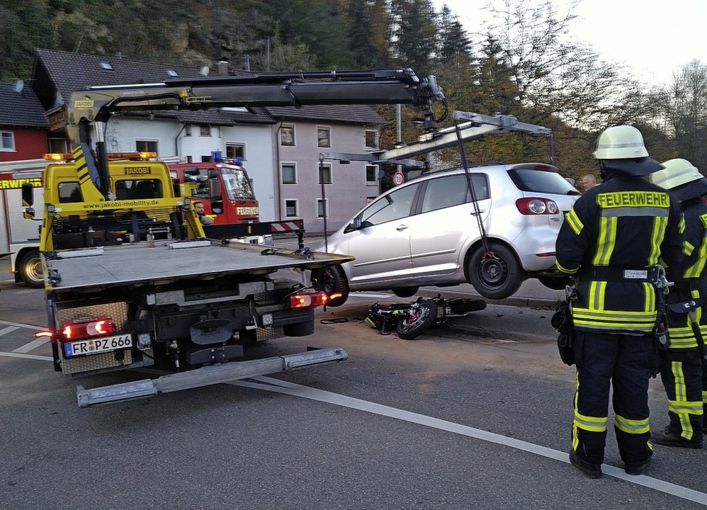 Zu einem Unfall  kam es bei der Elzbrü...elau. Auch die Feuerwehr war vor Ort.   | Foto: Sven Schätzle