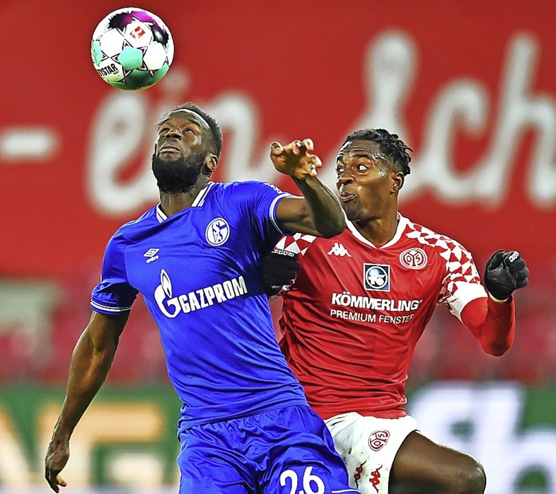 Der Mainzer Jean-Philippe Mateta (rechts)  gegen Schalkes Spieler Salif San   | Foto: Torsten Silz (dpa)