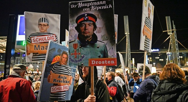 Wollten nach Auslsung der Demonstrati...uerdenker&#8220; am Samstag in Leipzig  | Foto: JOHN MACDOUGALL (AFP)
