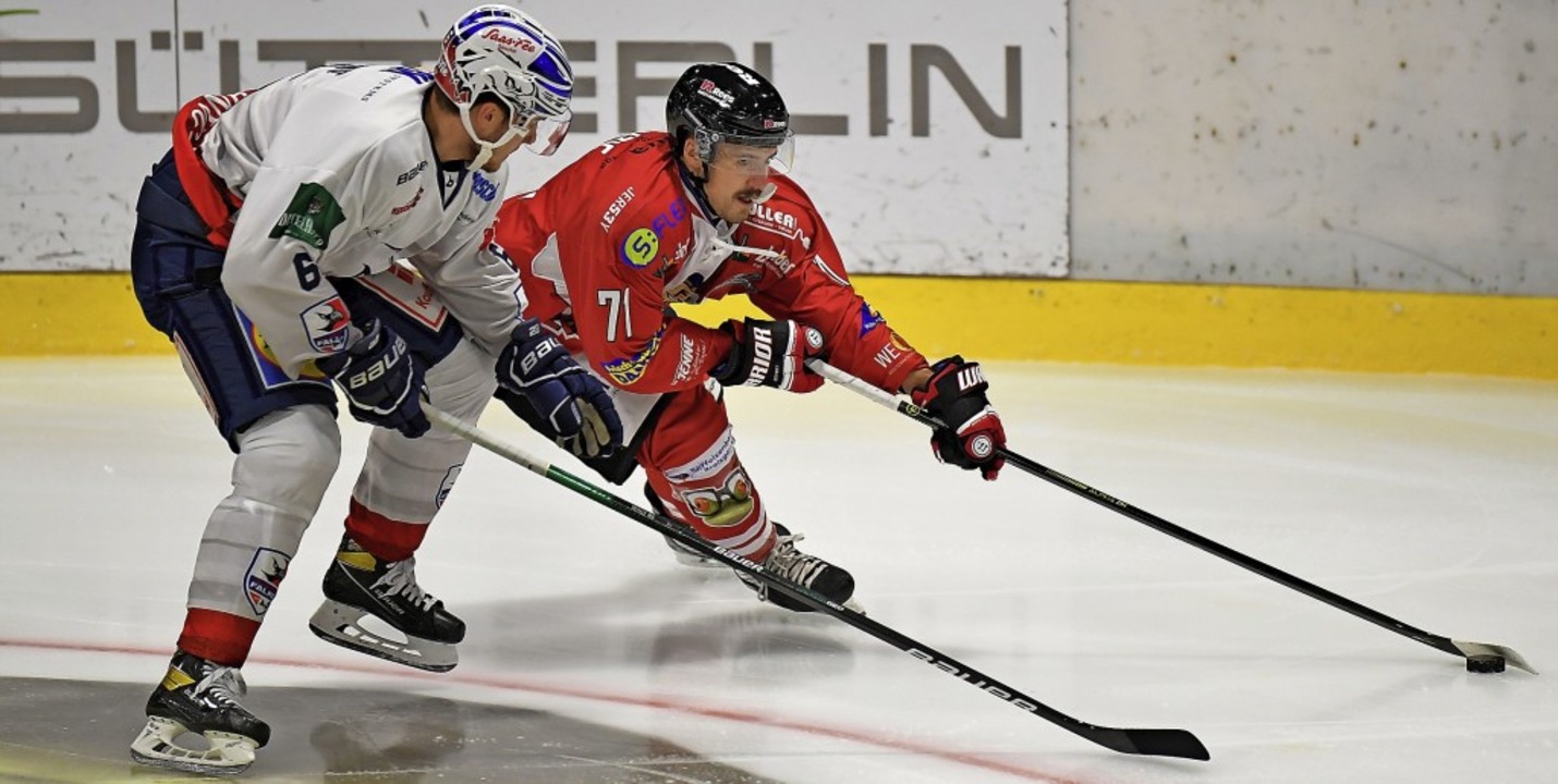 Nun dürfen die Eishockeycracks  wieder...nks) und EHC-Akteur   Skyler McKenzie.  | Foto: Achim Keller