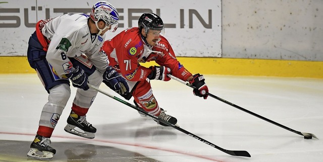 Nun drfen die Eishockeycracks  wieder...nks) und EHC-Akteur   Skyler McKenzie.  | Foto: Achim Keller