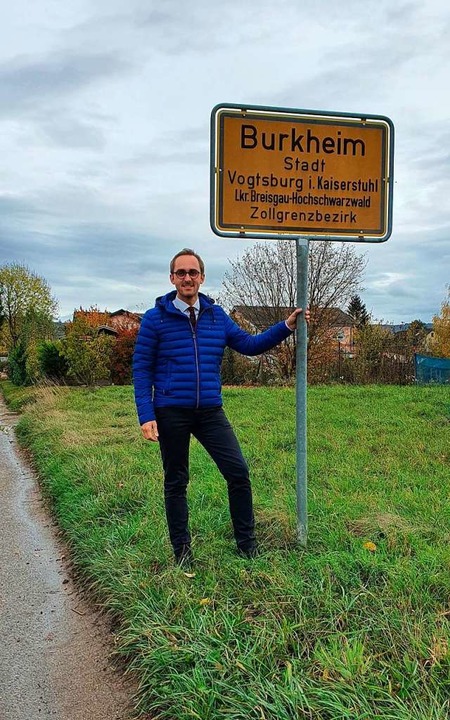 Bürgermeister Benjamin Bohn am Ortsschild von Burkheim  | Foto: Julius Wilhelm Steckmeister