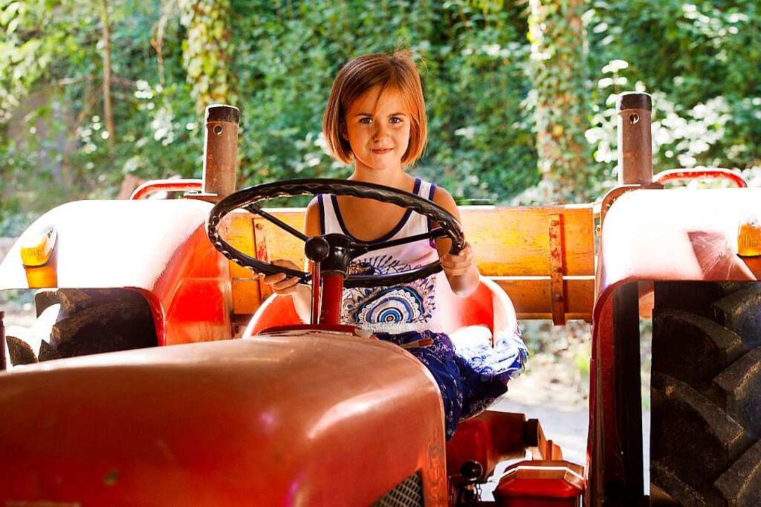 Die Tochter von Juliane Anselm-Schillinger hat auf dem Traktor Platz genommen.  | Foto: Daniel Schoenen