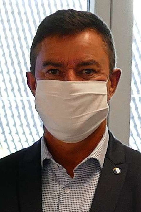 Bad Krozingens Brgermeister Volker Kieber mit Maske  | Foto: Frank Schoch