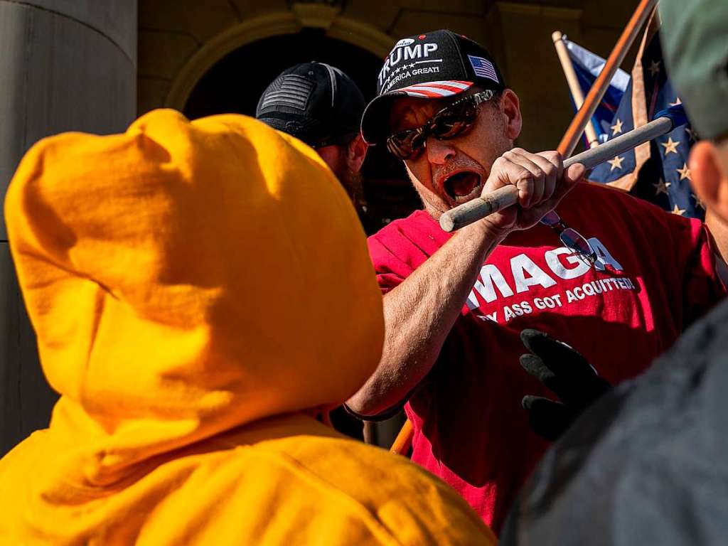 Demonstranten der beiden Lager treffen in Michigan aufeinander.