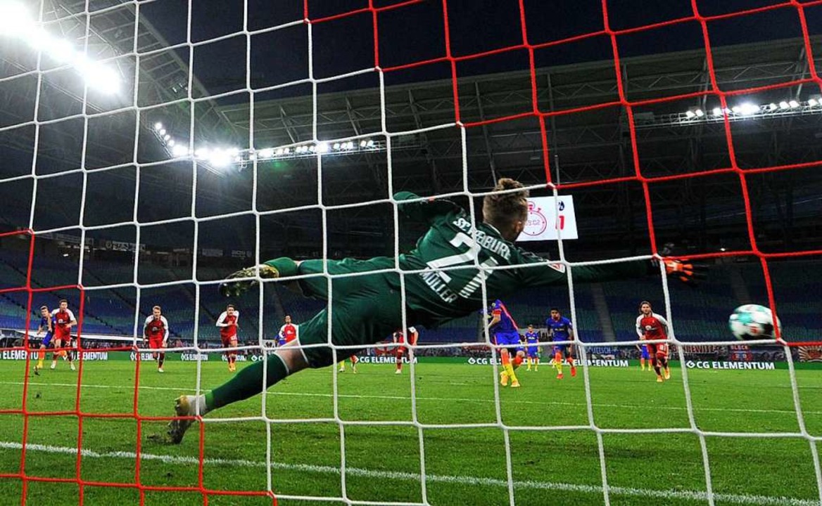 SC-Torhüter Florian Müller ist beim El...er zum 2:0 für RB Leipzig chancenlos.   | Foto: Hendrik Schmidt (dpa)