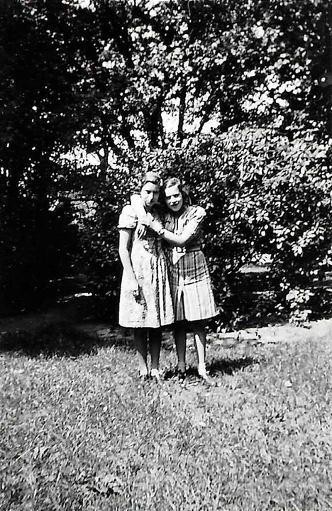 Marianne Epstein (rechts) mit einer unbekannten Freundin in  Limoges  | Foto: Privat