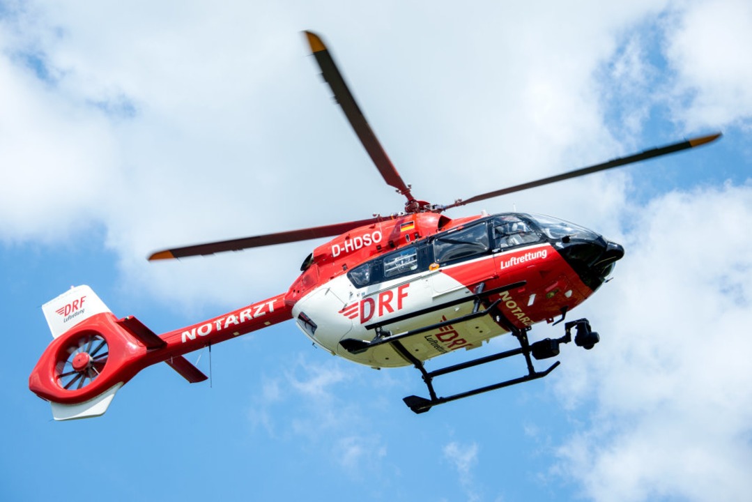 Mit dem Helikopter kam der verletzte Jugendliche ins Krankenhaus.  | Foto: Hauke-Christian Dittrich (dpa)