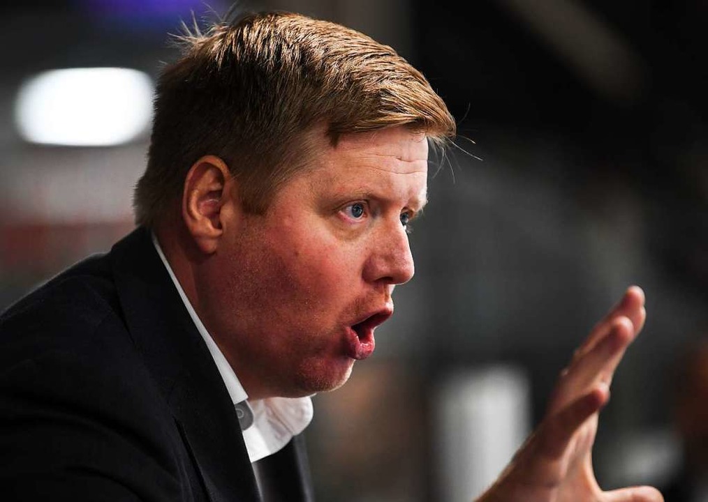 Sah das EHC-Team fr seinen Geschmack ...in Kassel: Wlfe-Trainer Peter Russell  | Foto: Patrick Seeger