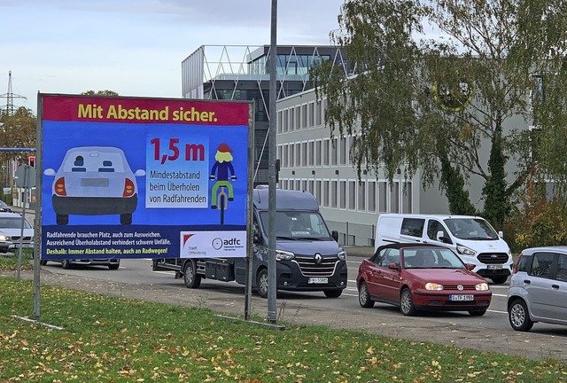An zentralen Verkehrsknoten stehen jetzt diese Plakate in der Stadt.   | Foto: hsl