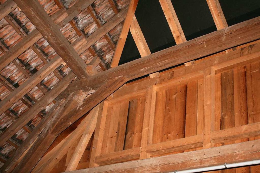 Unterm Dach des alten Hauses machen es... Fledermäuse besonders gern gemütlich.  | Foto: Marlies Jung-Knoblich