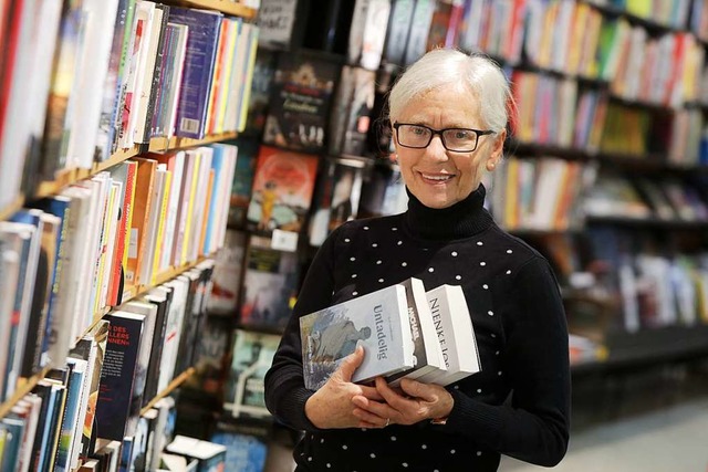 Gabriele Heinitz an ihrem Lieblingsort...en Bcherregalen in der Buchhandlung.   | Foto: Christoph Breithaupt