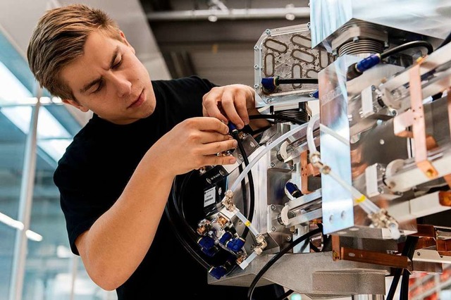 Ein Auszubildender bei der Arbeit.  | Foto: Wolfram Kastl