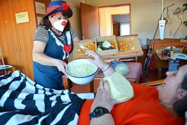 In Friesenheim muntert eine Clownin Senioren mit Humor und Sauerkraut auf