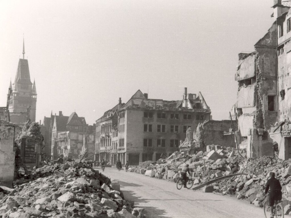 Kaiser-Joseph-Straße, Blick nach Süden zum Martinstor, 1945  | Foto: Stadtarchiv Freiburg